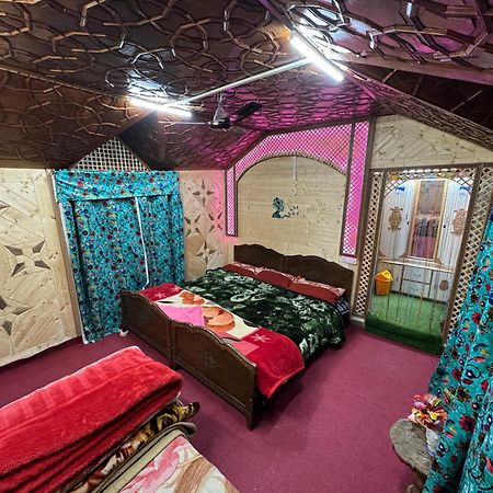 Houseboat Young Balmoral Castle Srīnagar Екстериор снимка