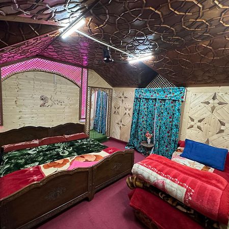 Houseboat Young Balmoral Castle Srīnagar Екстериор снимка