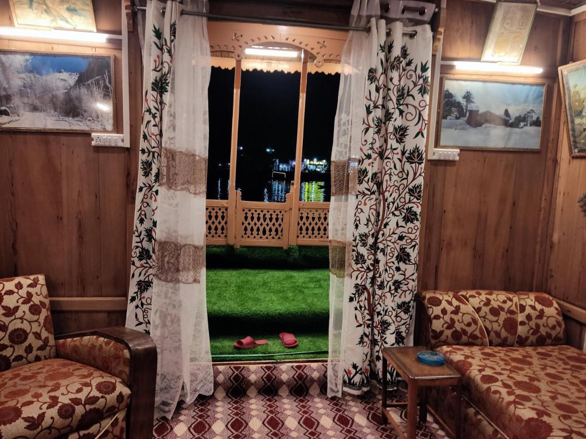 Houseboat Young Balmoral Castle Srīnagar Екстериор снимка