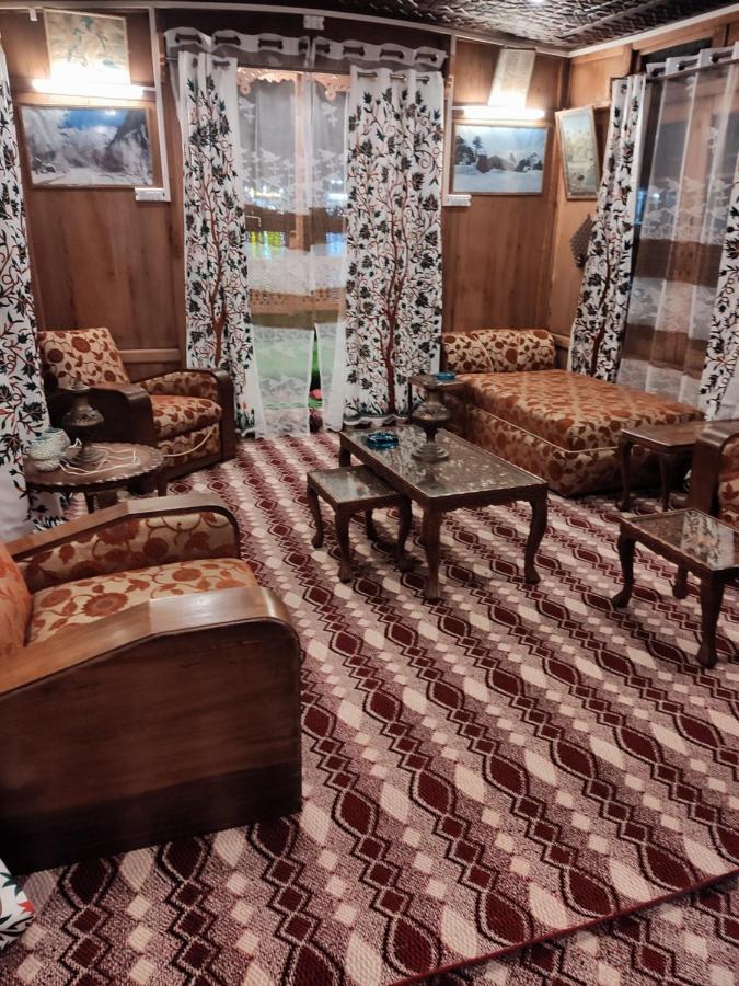 Houseboat Young Balmoral Castle Srīnagar Екстериор снимка