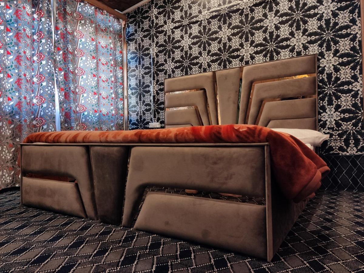 Houseboat Young Balmoral Castle Srīnagar Екстериор снимка