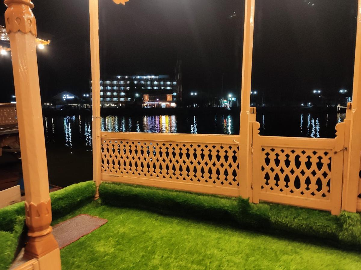 Houseboat Young Balmoral Castle Srīnagar Екстериор снимка