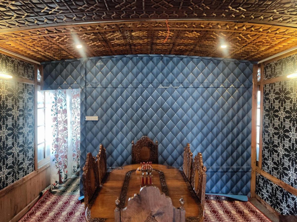 Houseboat Young Balmoral Castle Srīnagar Екстериор снимка
