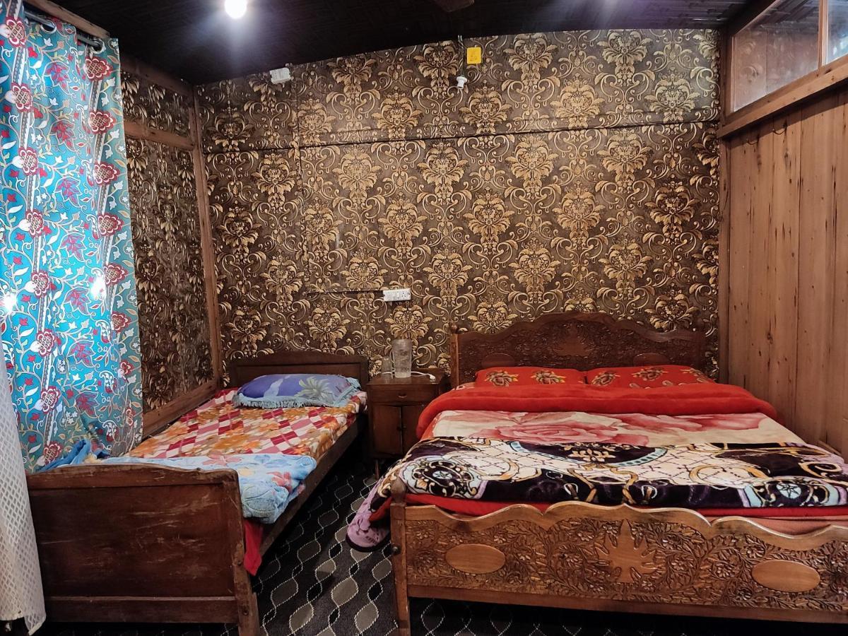 Houseboat Young Balmoral Castle Srīnagar Екстериор снимка