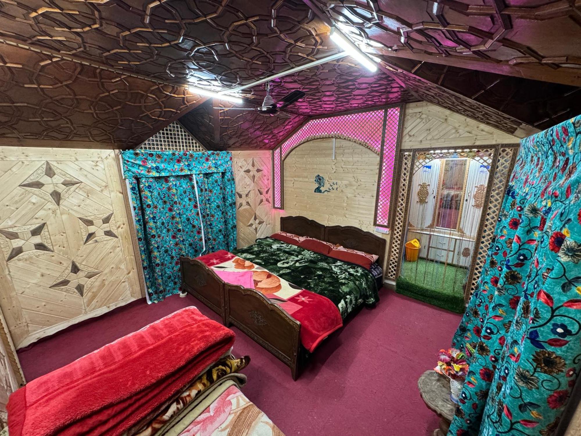 Houseboat Young Balmoral Castle Srīnagar Екстериор снимка