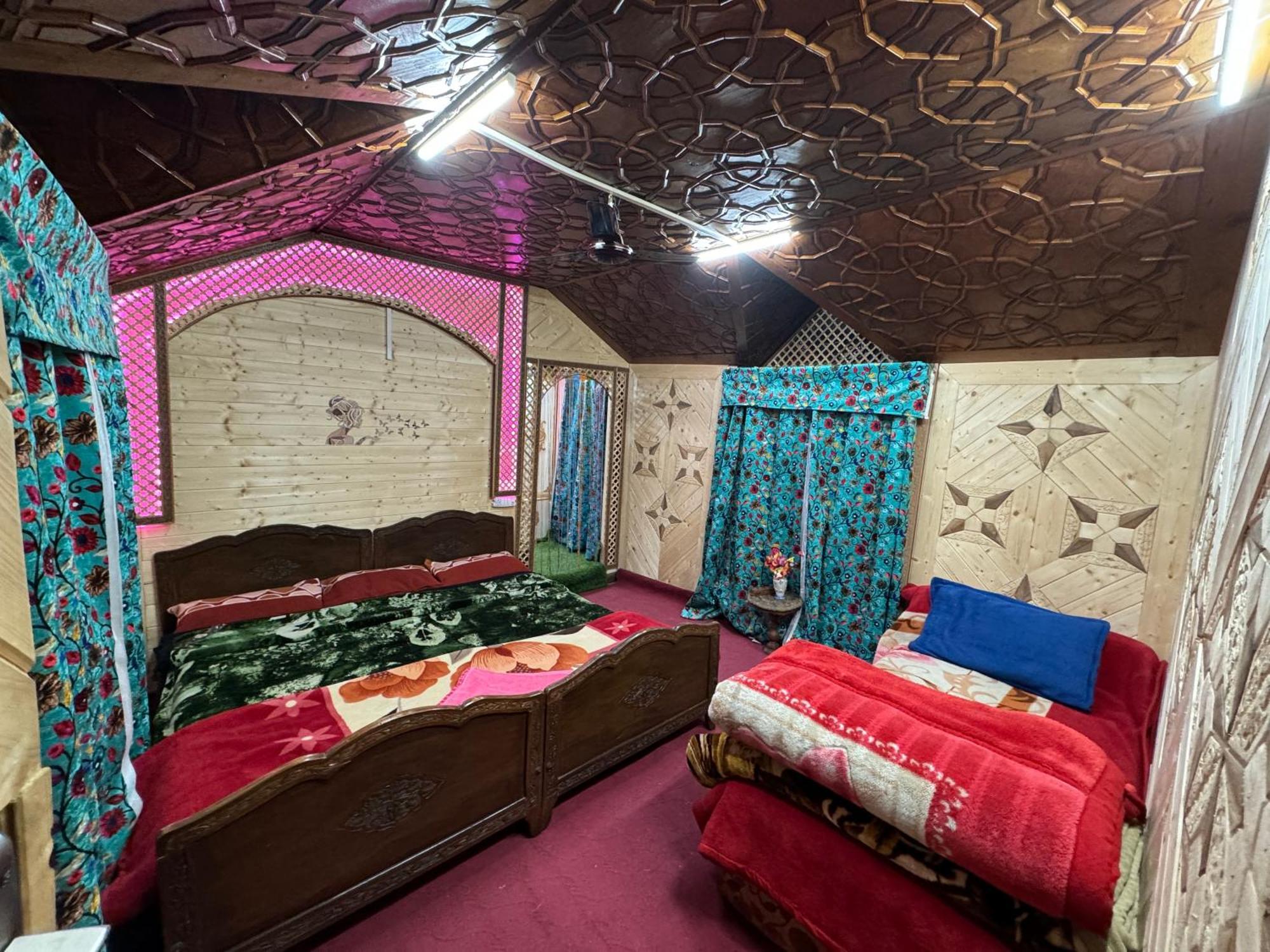 Houseboat Young Balmoral Castle Srīnagar Екстериор снимка