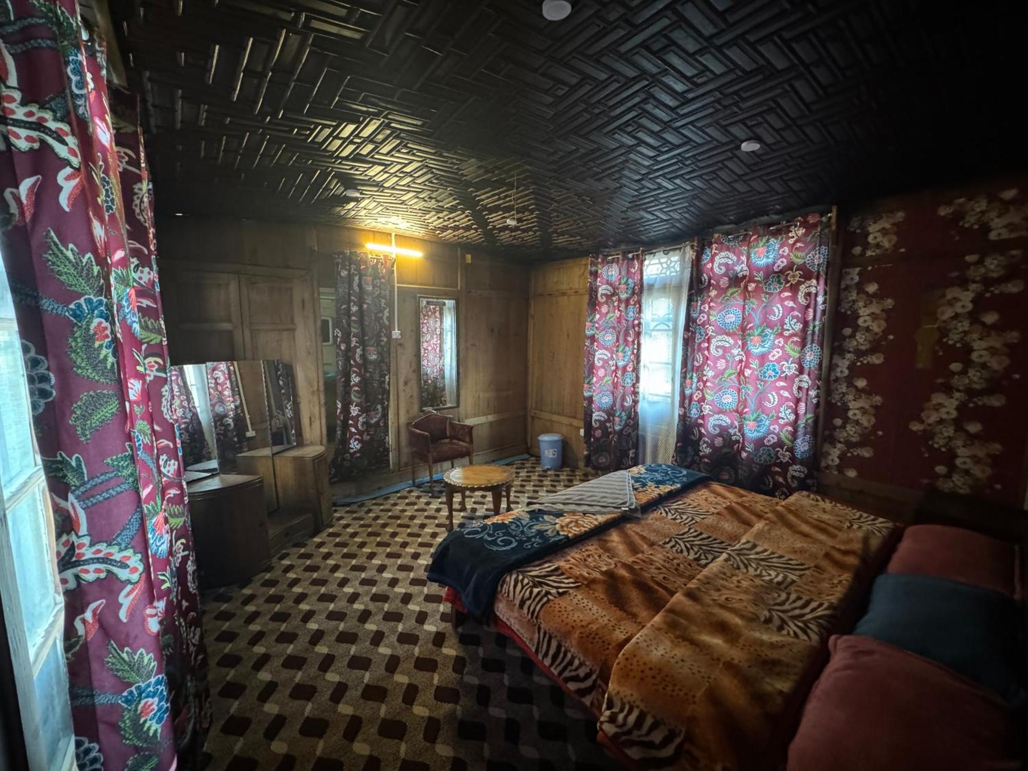 Houseboat Young Balmoral Castle Srīnagar Екстериор снимка