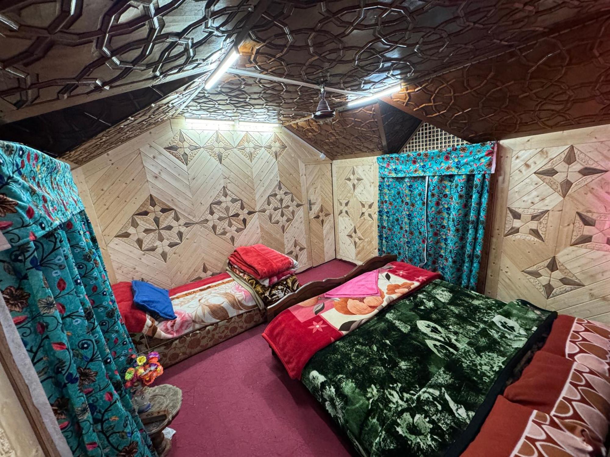 Houseboat Young Balmoral Castle Srīnagar Екстериор снимка