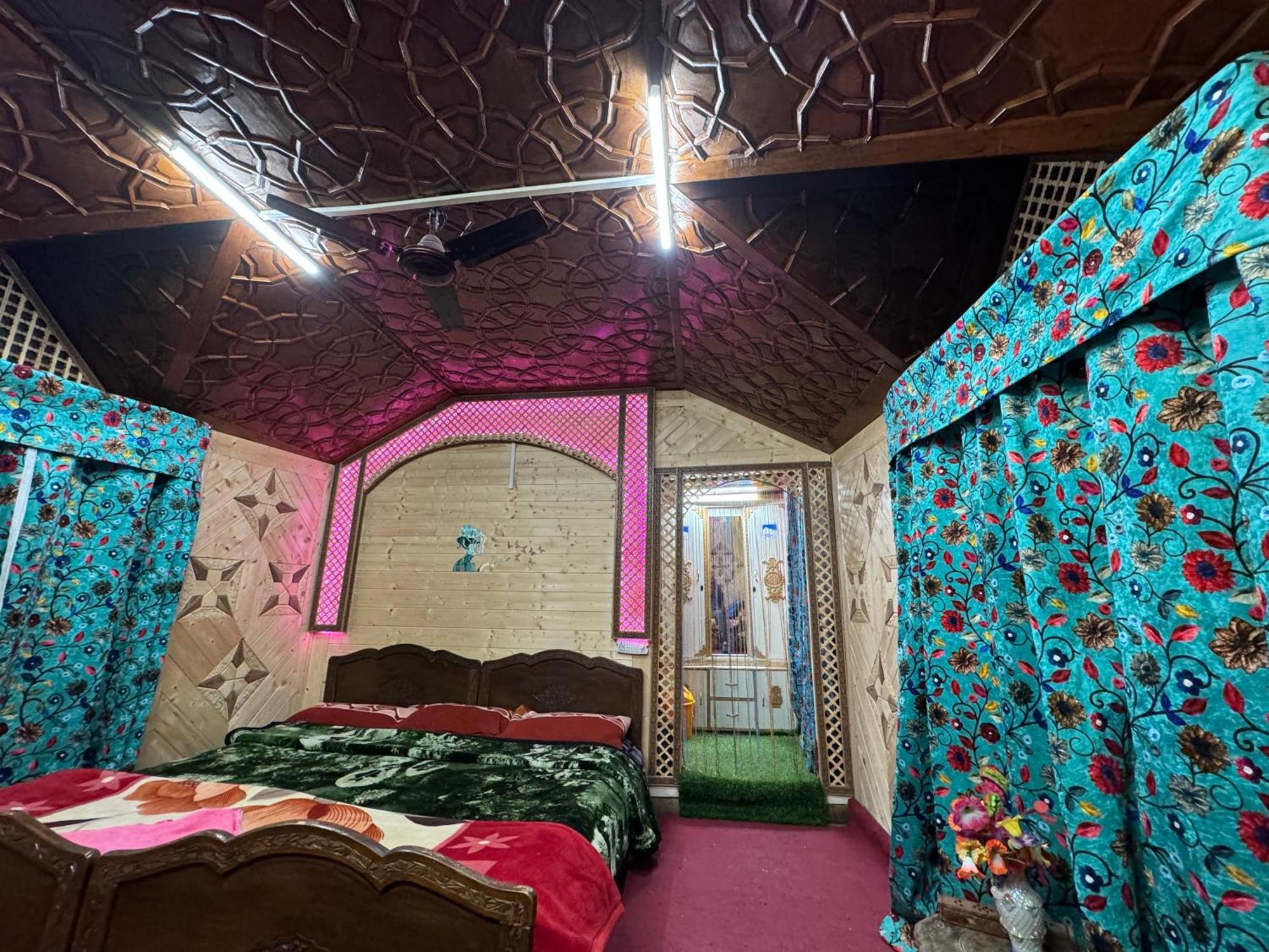 Houseboat Young Balmoral Castle Srīnagar Екстериор снимка