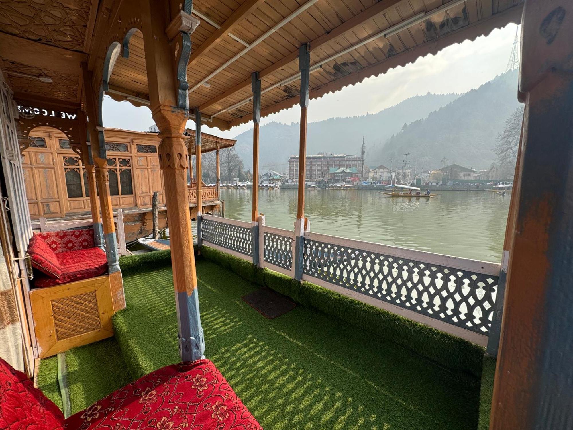 Houseboat Young Balmoral Castle Srīnagar Екстериор снимка